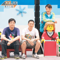 負責砌花卉模型的LEGO粉絲2號Alex Hui（左）、砌小禮物模型的LEGO粉絲3號William Wong（中）及設計聖誕村的LEGO粉絲4號Andy Hung（右）。