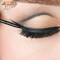 Step 2. 用黑色眼線粉在眼窩最凹陷處描畫眼線，再用幼身的眼線液延長眼線。