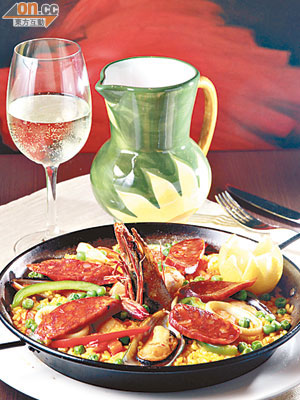 可配搭Paella的食材甚多，像位於堅尼地城的Tapaella Grill，招牌菜就在海鮮之餘加入辣肉腸，食味層次更豐富。