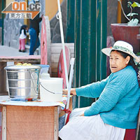 秘魯年長的女人，多數穿上傳統的印加服飾。