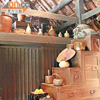 屋內滿布古董，大部分都是上百年歷史耕作用具。