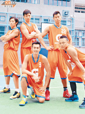 （後左起）潘志豪、蔡芳裕、方誠義、（前左起）呂楚威、香振強5位本地甲級籃球運動員，組成星級教練團走訪各中學和大專院校傳授球技。