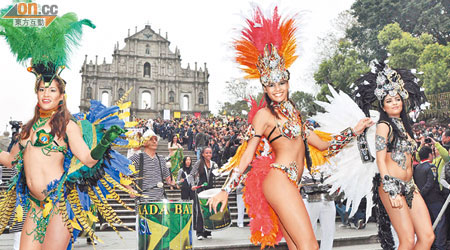 20多個拉丁美洲地區的表演隊伍，令巡遊的氣氛熱上加熱。