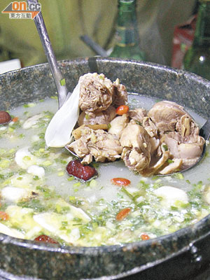 石鍋松茸手掌參炖藏雞，加入多種西藏特有的食材及藥材，用料十足相當滋補，￥298（約HK$371）。
