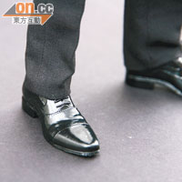 雖然皮鞋是塑膠製品，不過表面用上光澤塗裝，務求做到仿真皮效果。
