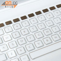鍵盤表面以仿水晶物料製作，上排熱鍵改為啡色塗裝。