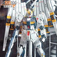 Nu Gundam對應兩組飛翅炮裝備，粉絲們可即場預訂。