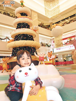 「甜甜圈機動聖誕樹」高達30呎，每隔半小時，甜甜圈便會跟音樂自轉，充滿動感。