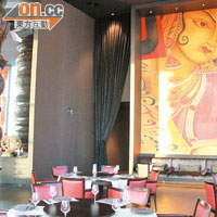 由星級名廚Atul Kochhar主理的印度餐廳Rang Mahal，室內設計大玩神秘的印度風格。