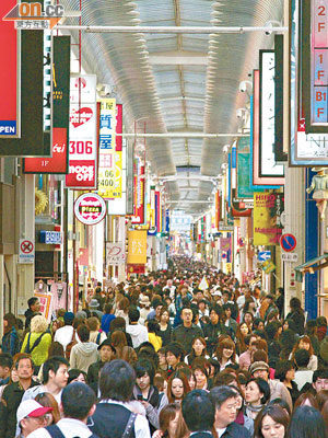 除百貨公司，東京大大小小的商店街亦擠滿人潮。