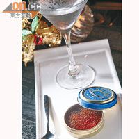 The Vodka Martini de Caviar $120<BR>以朱古力和Kahlua製成魚子模樣，先吃一口，再喝朱古力Vodka，滿口濃郁朱古力香味，非常滿足。
