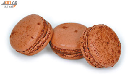 Santo-Domingo Chocolate Macaron	$23/件（a）<BR>於日本、倫敦、紐約和瑞士均設分店的Macaron專門店LADURÉE，於本月登陸香港後，立刻推出聖誕限量版。朱古力餡濃郁之餘亦非常厚，難得不會過甜，好吃。