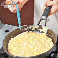 奄列蛋需離火邊煮邊攪拌，像滑蛋的做法，動作要快且一氣呵成。