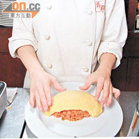 將奄列蛋鋪在炒飯上，淋上醬汁就可，可保持炒飯的乾身和奄列蛋的嫩滑。