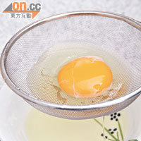 美味格言：<br>雞蛋可先用隔篩過濾，隔去較稀的蛋白，這能確保水波蛋不會爆裂。