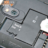 內置8GB記憶體，亦支援microSD卡，方便擴充容量。