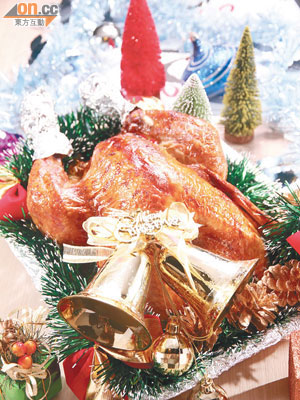 烤火雞<br>聖誕及除夕特別供應的菜式，用越式燒雞方法炮製，皮脆肉嫩，並釀入以火雞肝及火雞腎炒成的糯米飯，口感豐富。