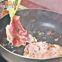 美味格言<br>豬肉切得愈薄愈好，更易吸收醬汁的味道。煎香豬肉時要用細火，並煎至半成熟，否則過火會變Dry。
