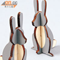 立體小兔由兩塊木片組成，作為餐桌小裝飾，可令聖誕大餐更添趣味。$128/組（c）