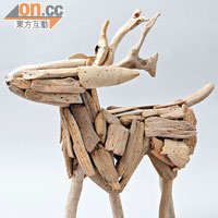 手造木製小鹿，以鐵釘串連，造型維妙維肖。$295（a）