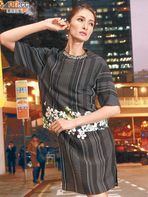 黑色直紋top與半截裙，分別在衫襬與裙頭位置印滿花卉圖案，當配襯一起時便營造出繁花似海的美景，富有視覺趣意。<br>黑色top $5,690、Skirt $5,190、High heels $4,790