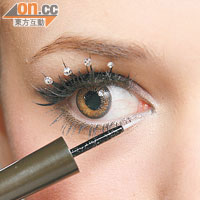 Step ii 以金色眼影掃於下眼線，眼頭再塗閃粉眼線液，增強層次感。