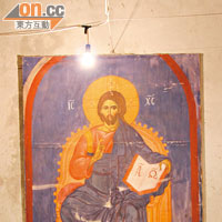 教堂的牆壁繪有不同的宗教圖像，有着一種古舊的感覺。