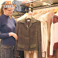 主打手織服飾的Mariga Handmade，店員熱心地講解衣服的特色。