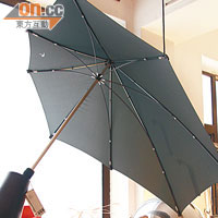 這把設計獨特的雨傘，採用隱形戰機的流線設計，實用又美觀，曾奪外國設計大獎。
