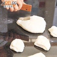 2. 第一次發酵：溫度控制在27℃，發酵約45分鐘，以手指拮入麵糰至凹陷為止。將每個分割成約60克，滾圓後再發酵約15分鐘。