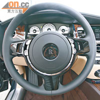 車廂編排貫徹品牌追求氣派傳統，包裹軚環的皮革更屬最高級款式。