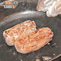 鹿柳肉最好煎至半熟，令肉質更嫩口。