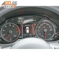 雙圈式儀錶板提供豐富行車資訊。