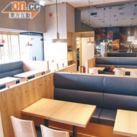 餐廳有50個座位，非常闊落。配合大玻璃窗，感覺開揚又舒服。