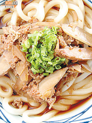 牛肉牛蒡烏冬 $35（中）、$40（大）<br>是日本丸龜已停售的菜式。烏冬先烚上15~17分鐘，再加以鰹魚湯、昆布和鰹魚醬油炮製成的特製麵汁。牛蒡可美容、助消化，女士們最啱。