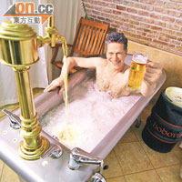 客人可在捷克的 Chovodar酒吧以啤酒浸浴。