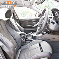 駕駛席設有電動調校，並附設記憶功能。