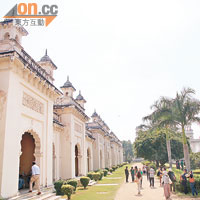Chowmahalla Palace是個放大版的四合院，這一排門廊都屬於南院。