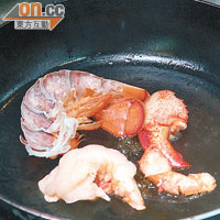 2. 將龍蝦煎香時建議連殼下油鑊，龍蝦肉質會更濃更香。
