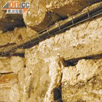 支撐鹽礦洞的木柱有600年歷史，不少更已被鹽化。
