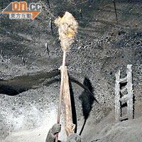 石像展示鹽礦開採初期，充滿不明氣體，工人要用火把以身犯險。