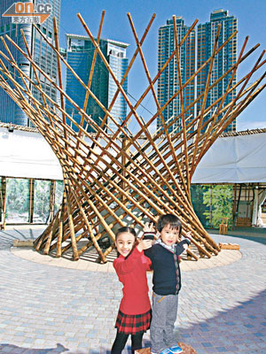 實驗建築單位Prototype Team利用茅竹搭成的大型展品「合」，設計靈感源自竹筷，其頂部散開、底部紮實，最能體現客家人四海為家，卻又團結一致的精神面貌。