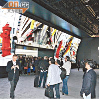 LG在攤位入口，以122部3D電視砌成全球最大3D電視牆。