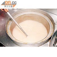 傳統以清湯煮麵，可阿玉卻改良以豬骨湯炮製，令麵條增添鮮香。