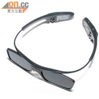 專用3D眼鏡除咗有切換掣，還內置耳機，聲音會跟隨節目而切換。