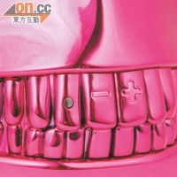 骷髏頭門牙是調校音量的觸感按鈕。