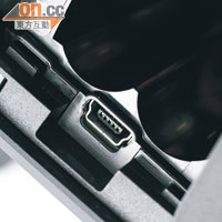 電池槽內置USB插頭，以便日後升級Firmware之用。