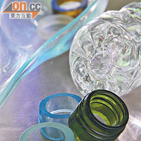 廢棄的玻璃樽都可以做出各種有用物件；前為玻璃戒指，後為玻璃擺設。