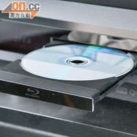 碟盤設有懸浮彈簧及雙層隔震設計，兼播3D BD、DVD、SACD等。