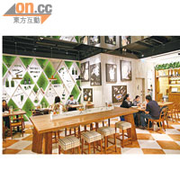 環境舒服有空間感，木製椅桌及綠色盆栽，像是都市中的綠洲。